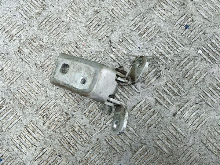 Петля двери