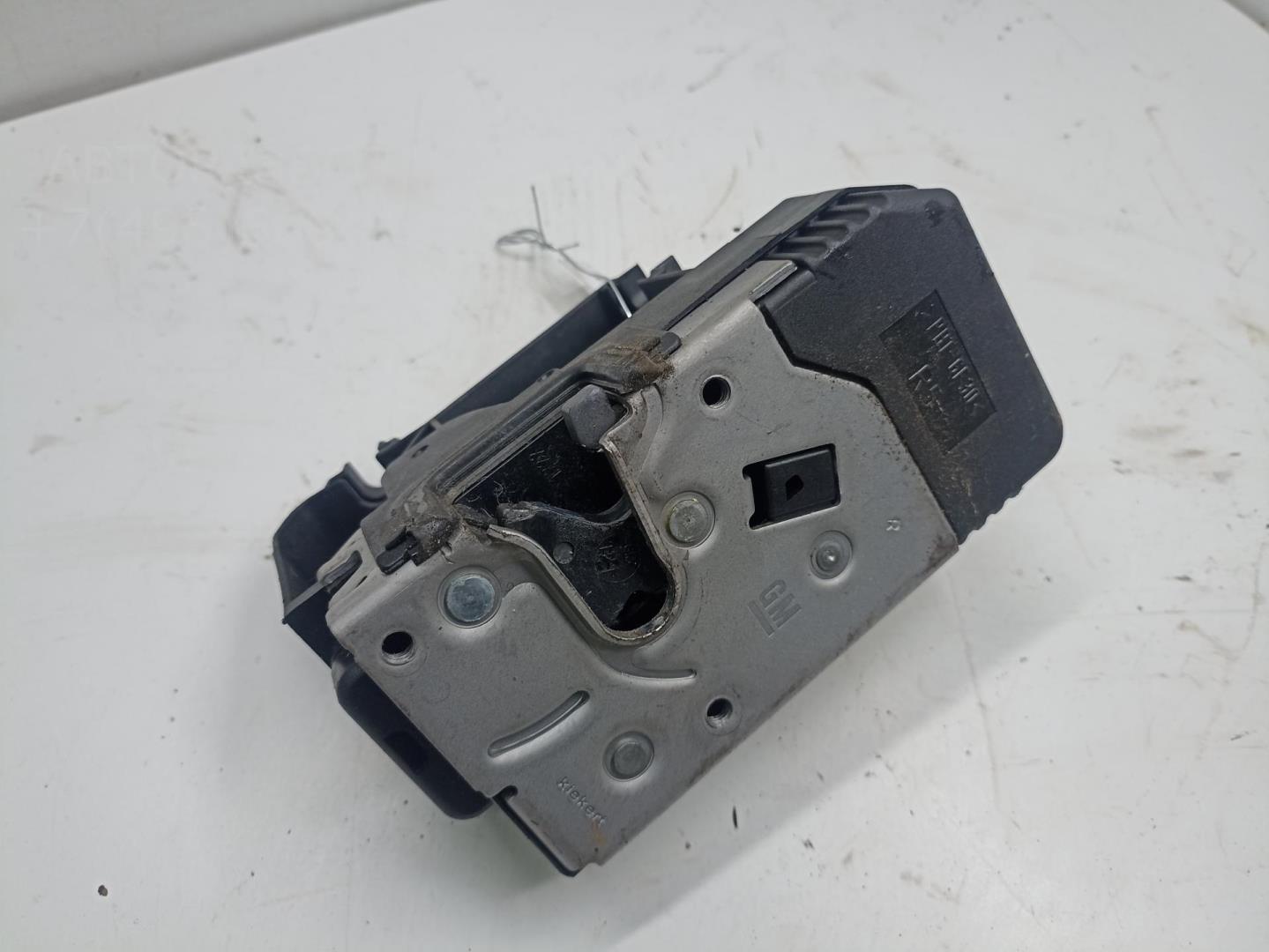 Замок двери передней правой