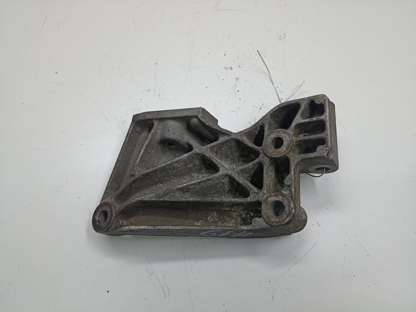 Кронштейн генератора