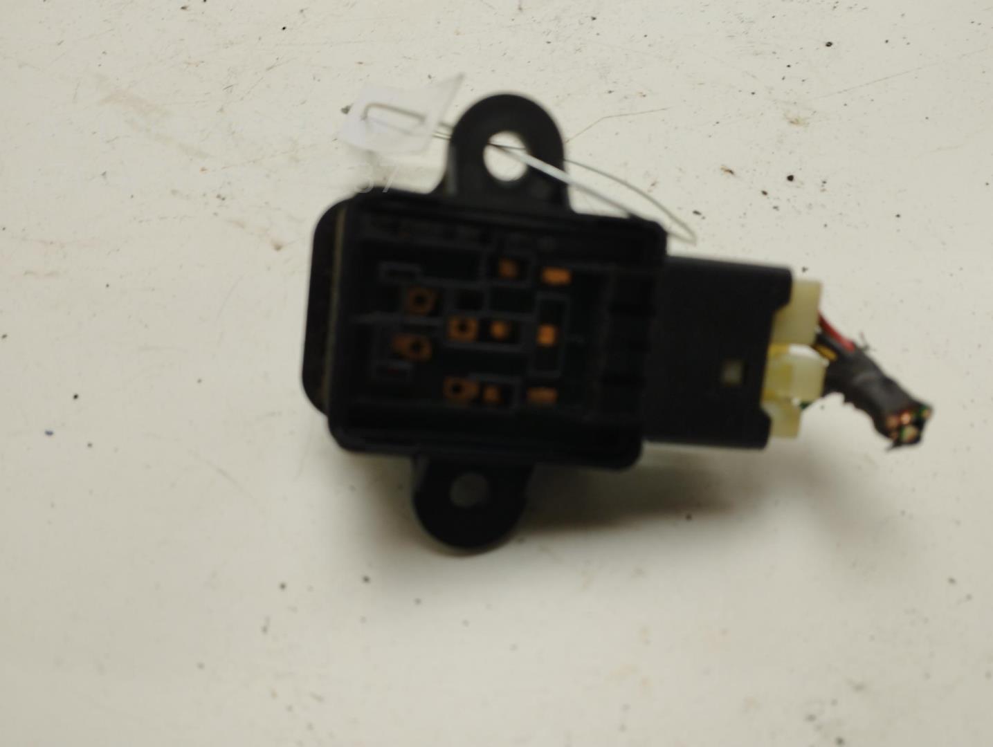 Кнопка регулировки зеркала