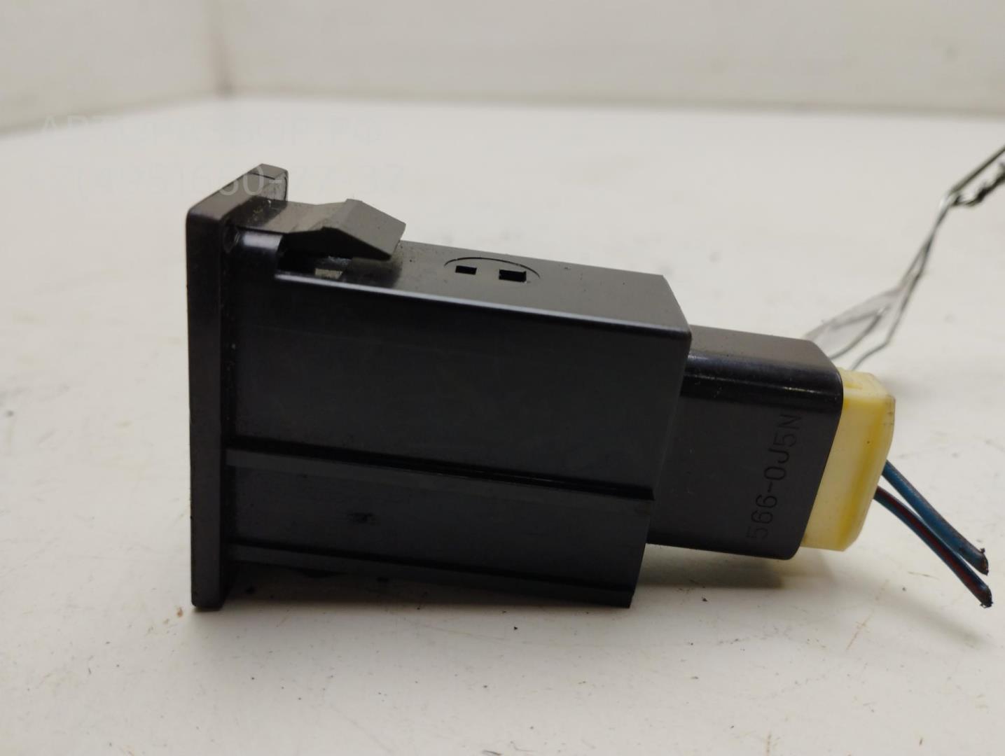 Кнопка открывания лючка бензобака