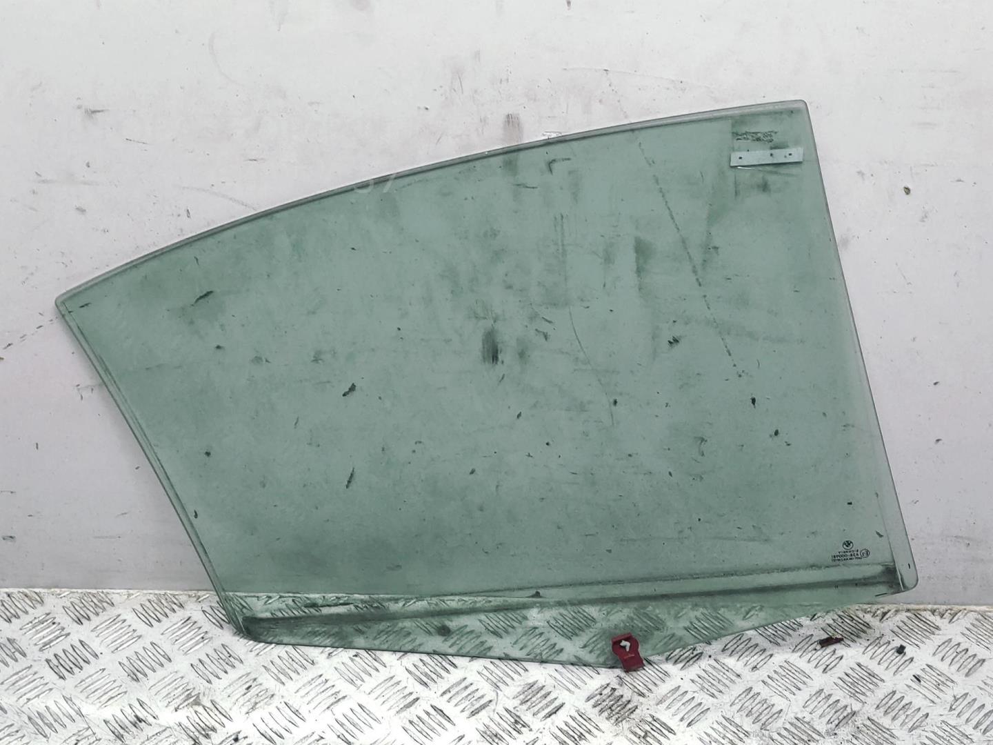 Стекло двери задней левой