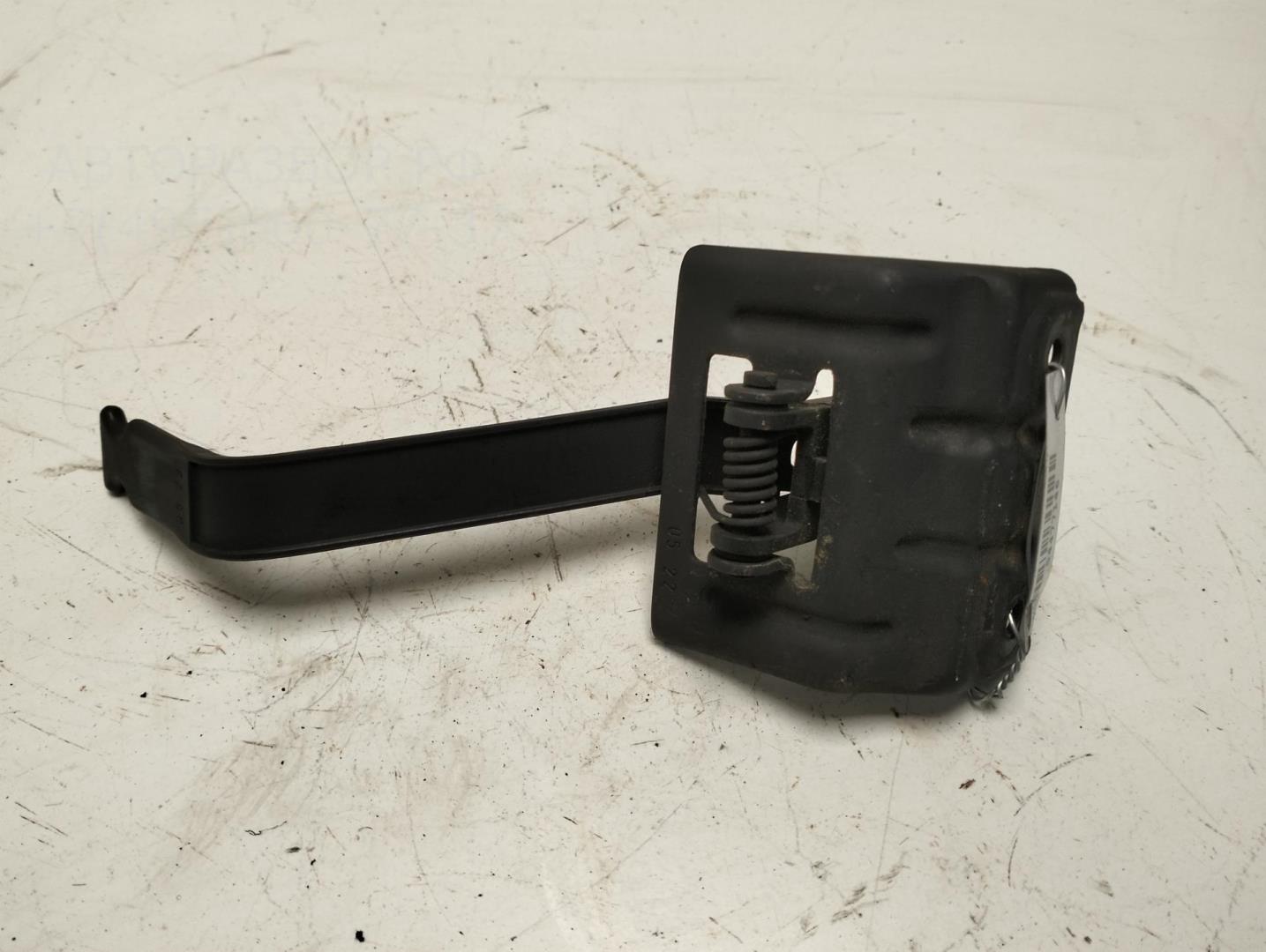 Замок капота