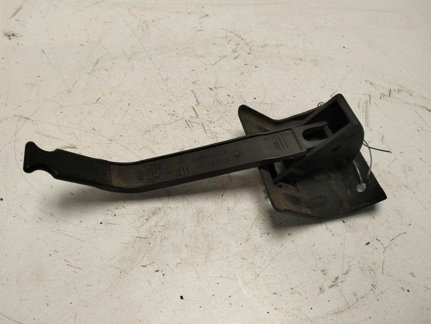 Замок капота