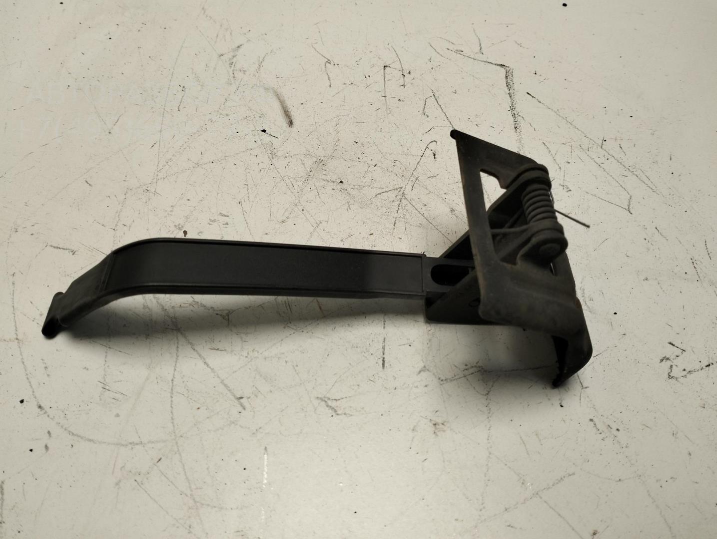 Замок капота