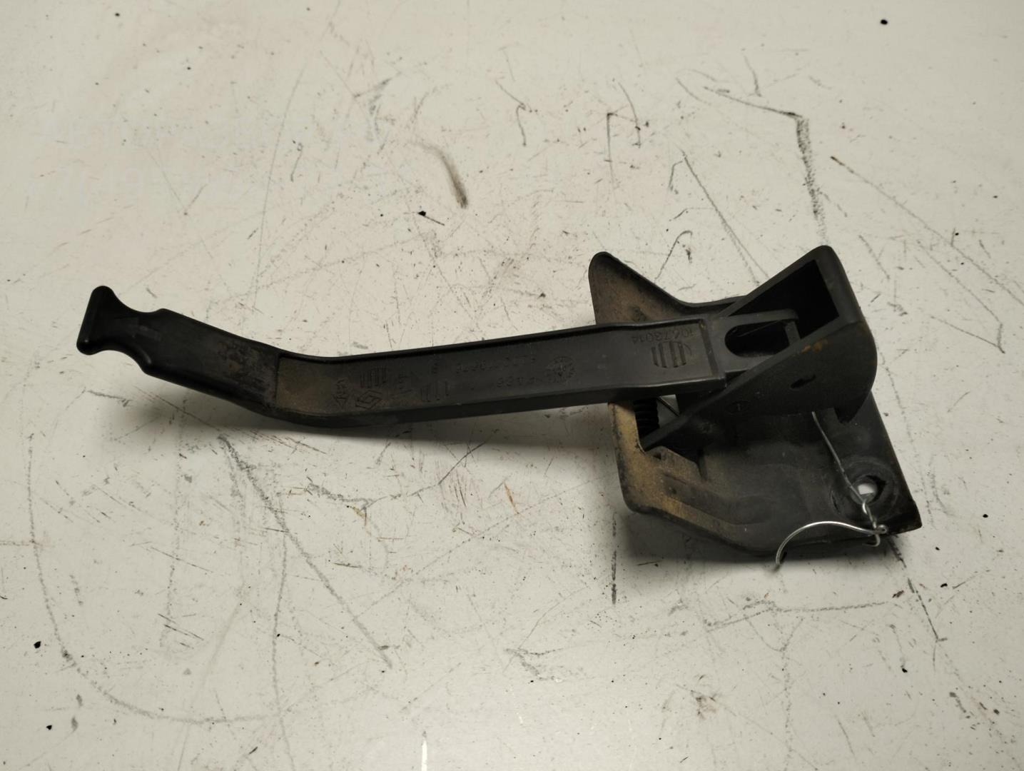 Замок капота