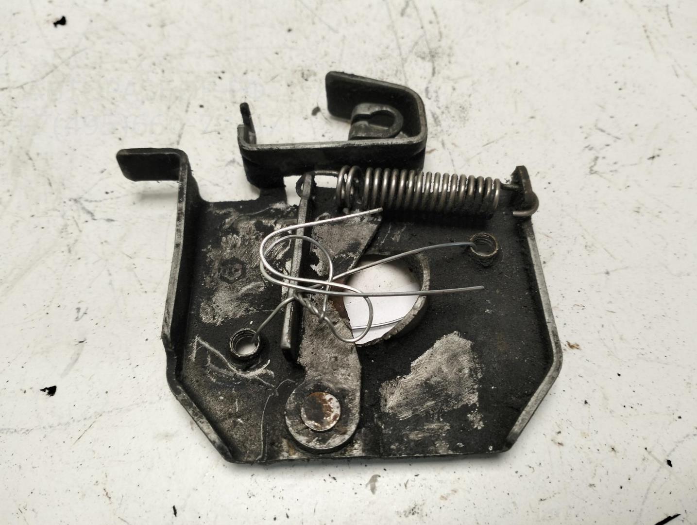 Замок капота