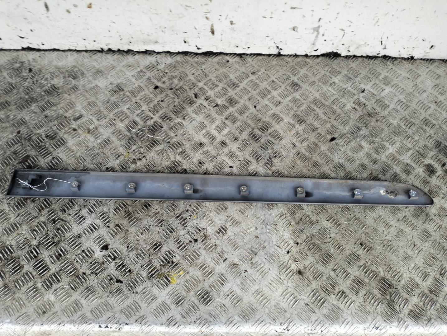 Накладка двери передней правой