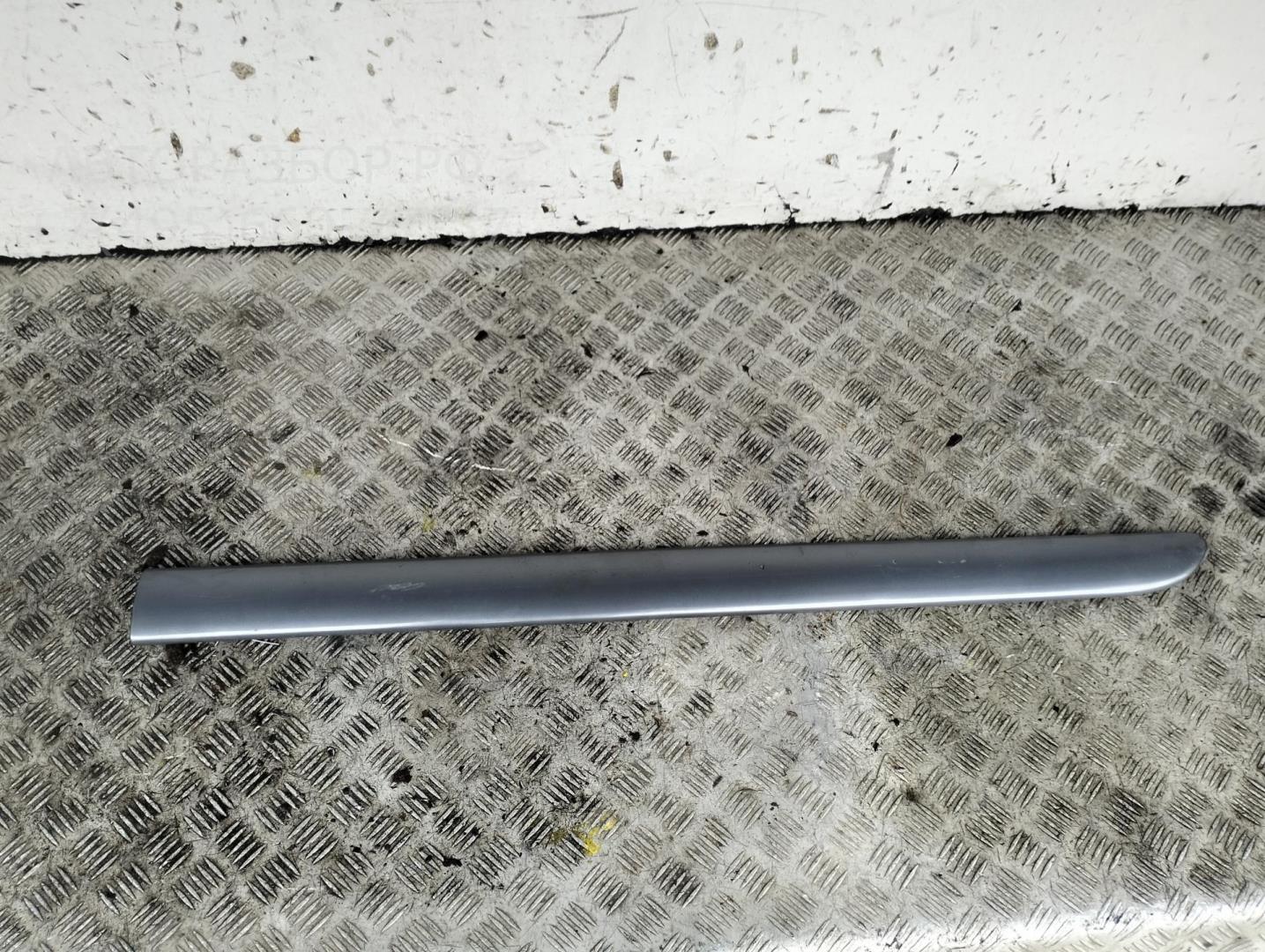 Накладка двери передней правой