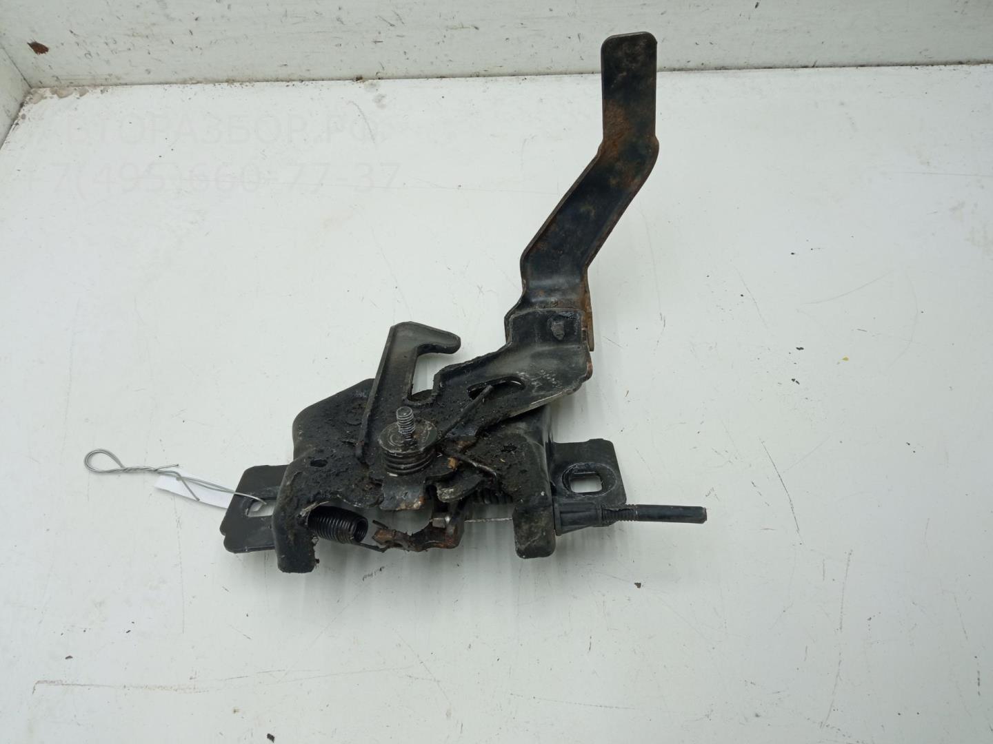 Замок капота