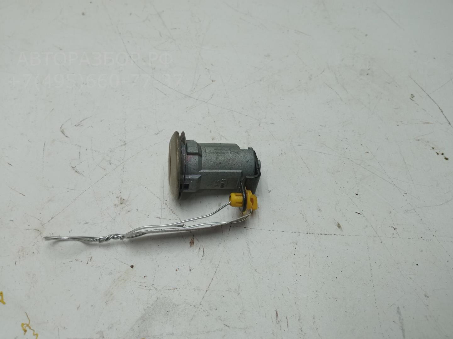 Вставка замка багажника