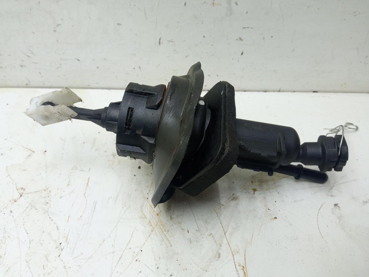 Цилиндр сцепления главный