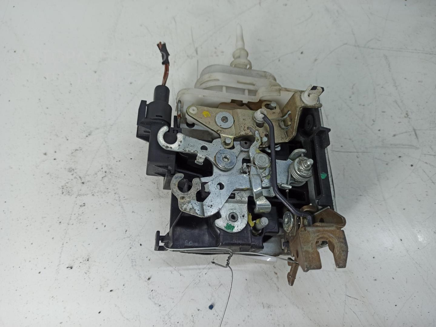 Замок двери передней правой