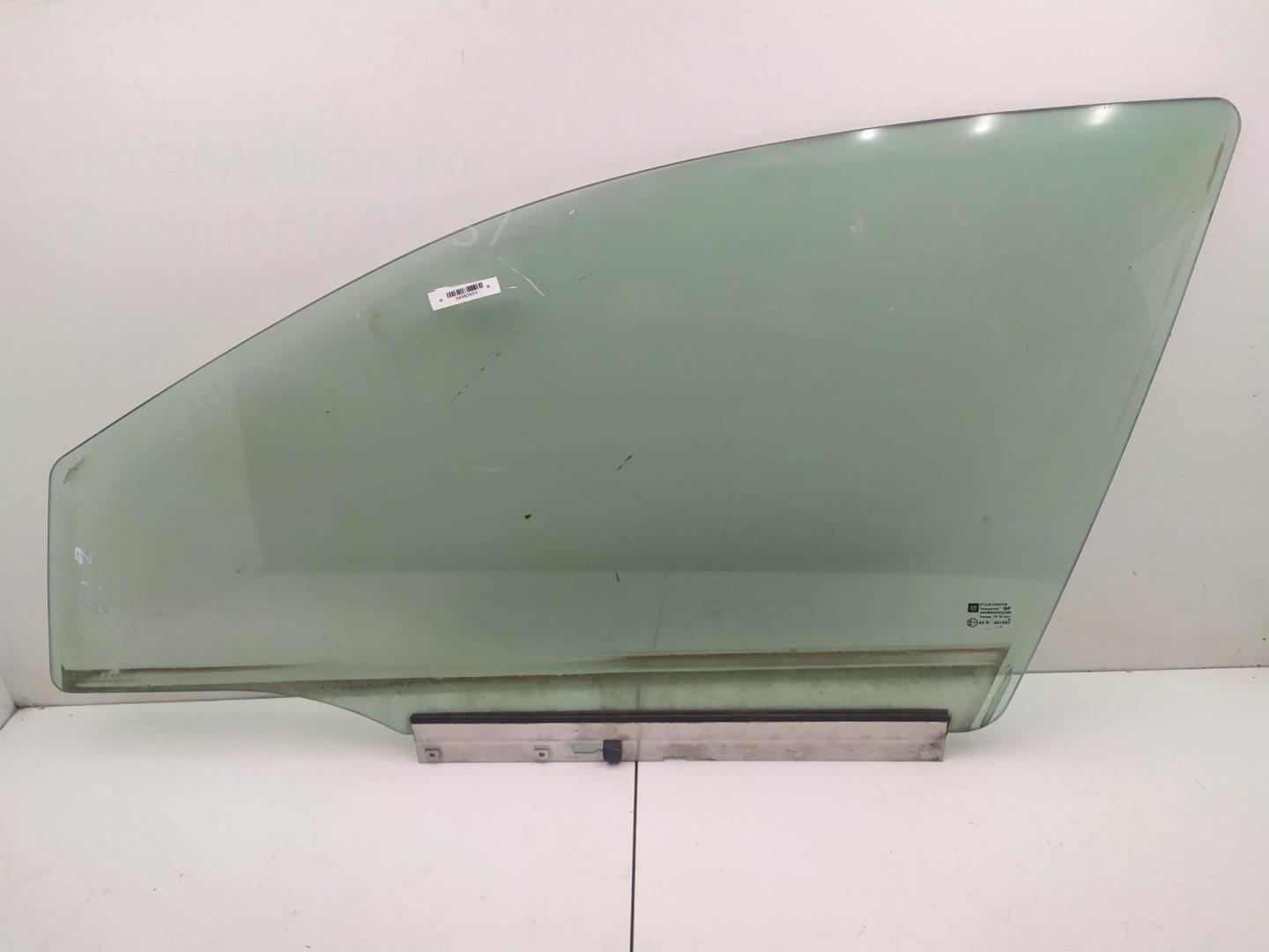 Стекло двери передней левой