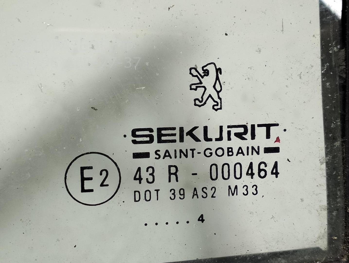 Стекло двери задней правой (форточка)