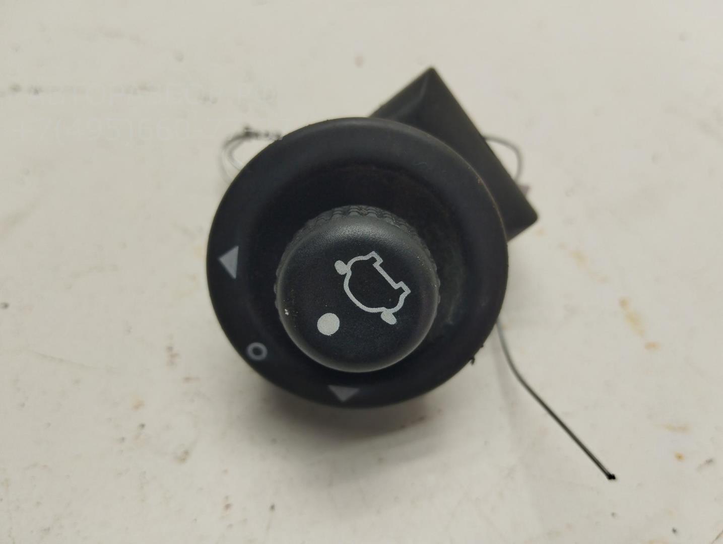 Кнопка регулировки зеркала