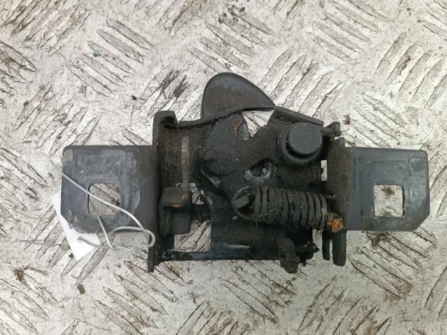 Замок капота