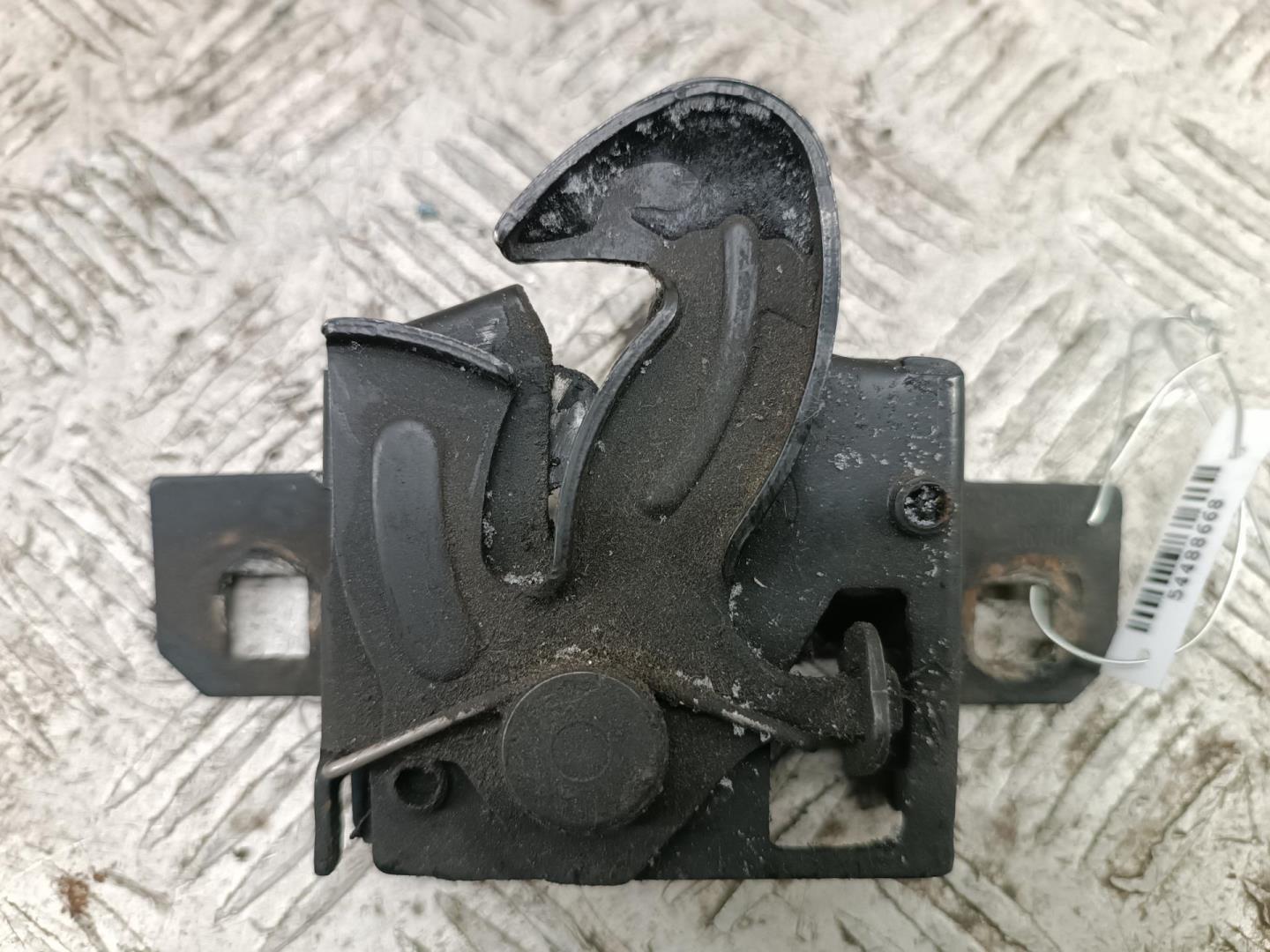 Замок капота