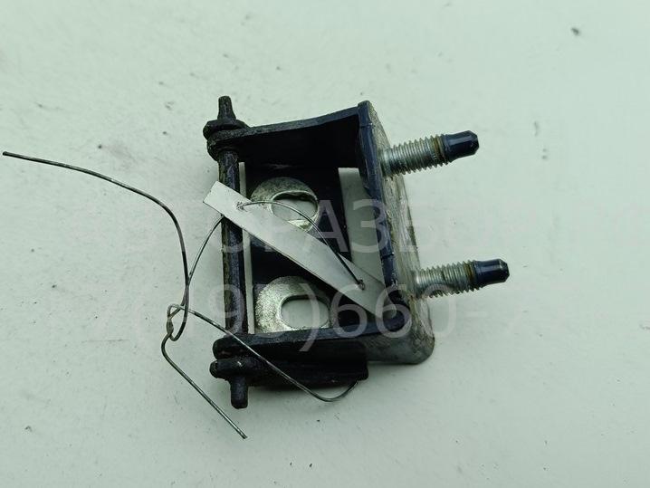 Петля крышки багажника