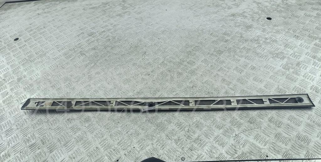 Молдинг двери передней левой