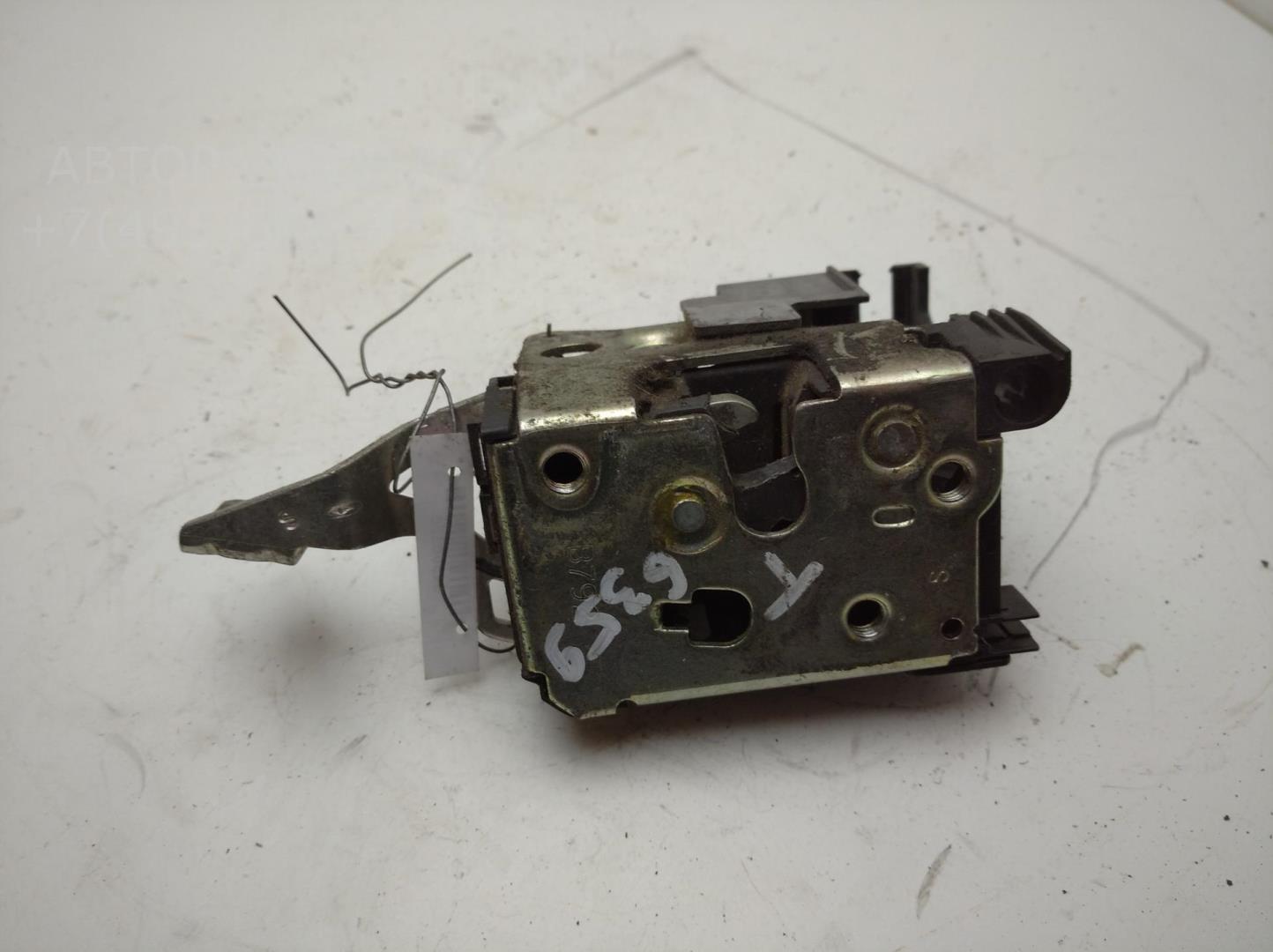 Замок двери передней левой