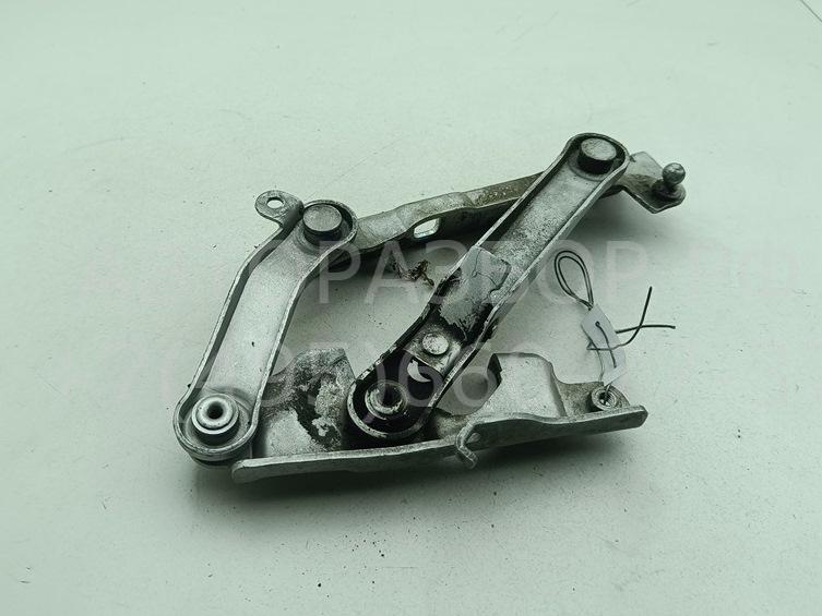 Петля капота правая