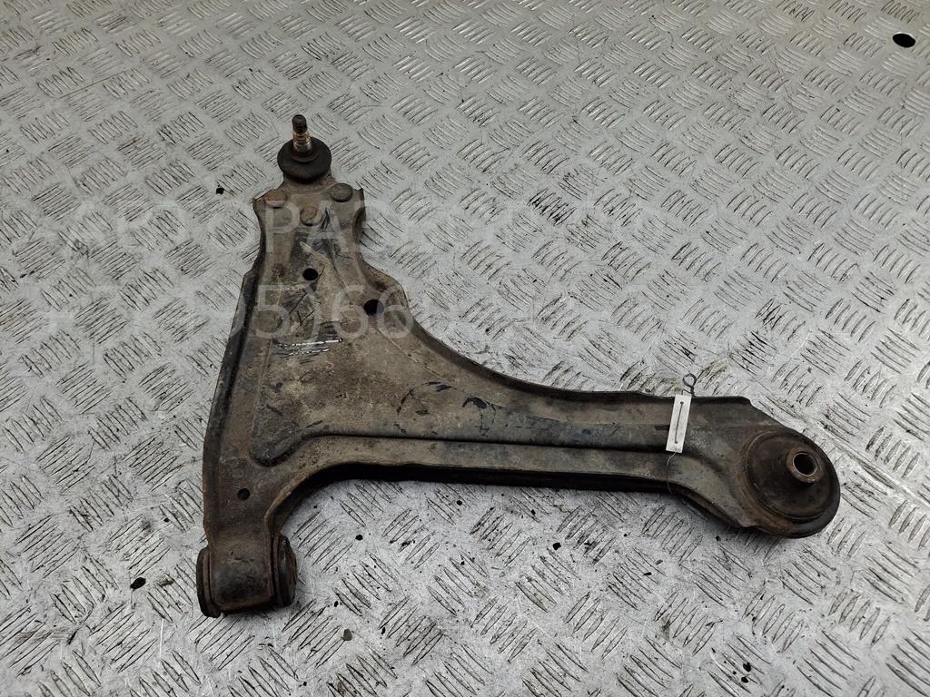 Рычаг передний правый