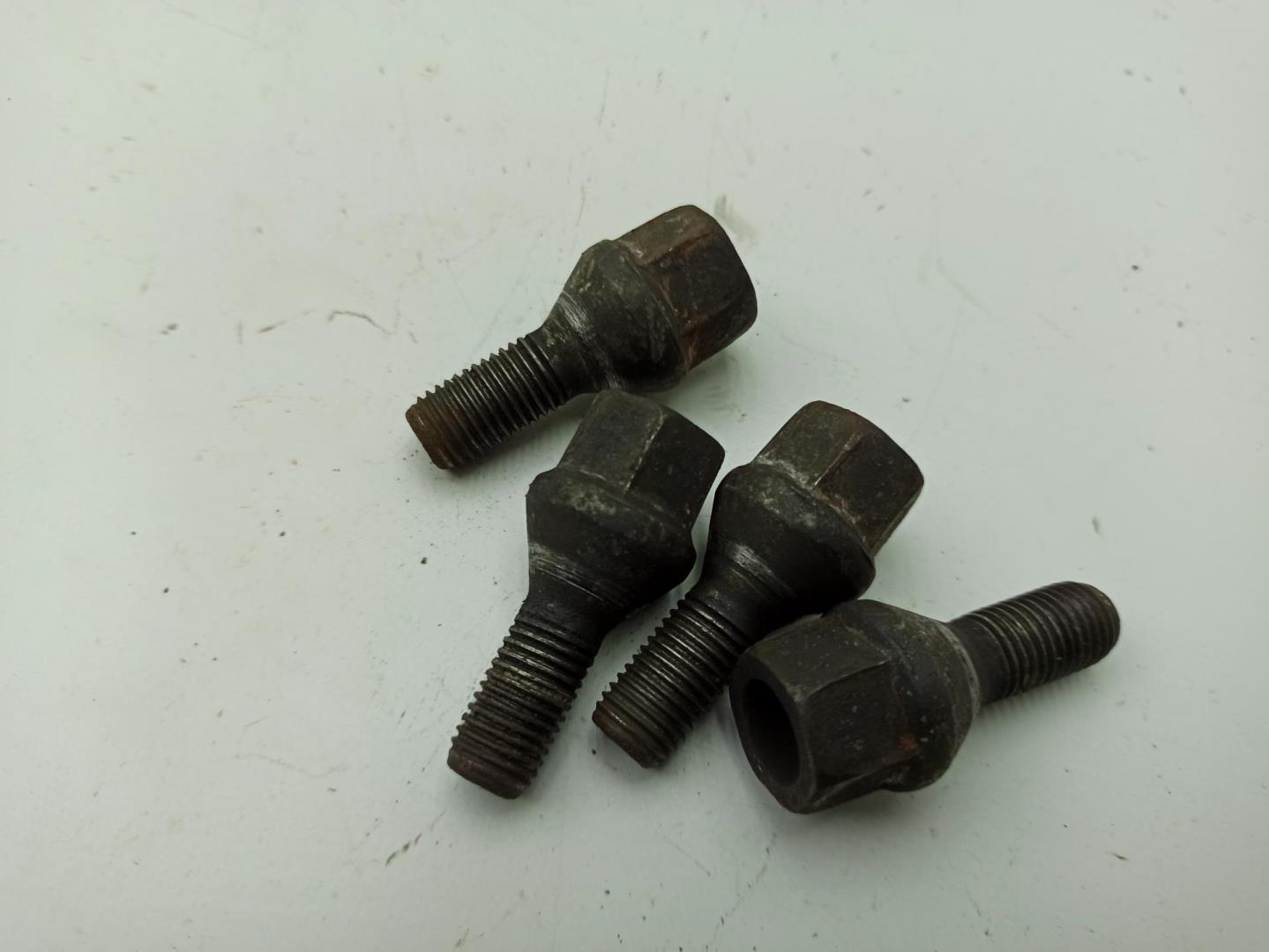 Болт колесный