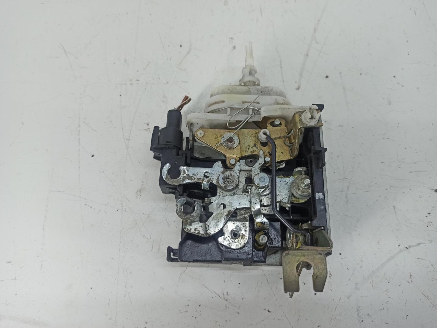 Замок двери передней правой