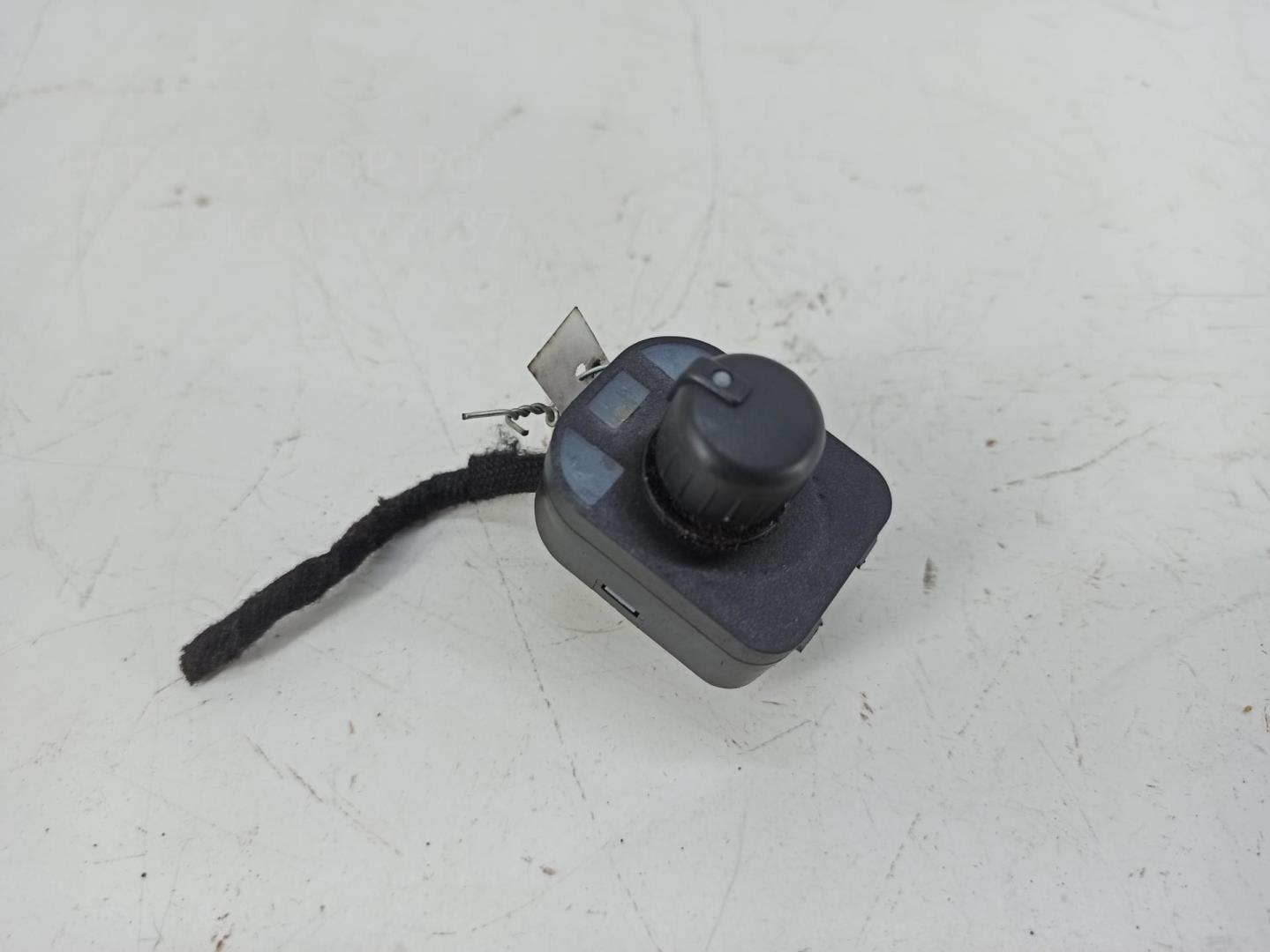 Кнопка регулировки зеркала