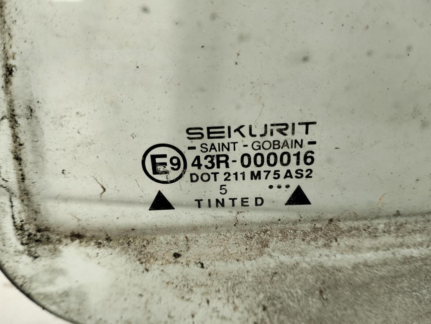 Стекло двери задней левой