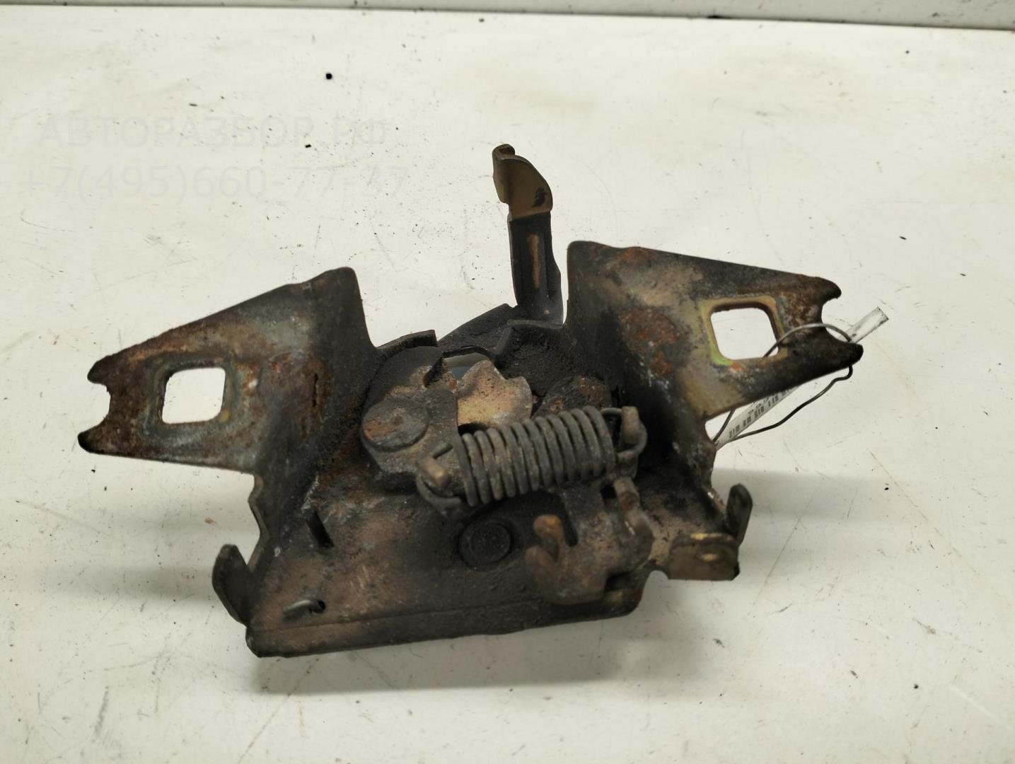 Замок капота