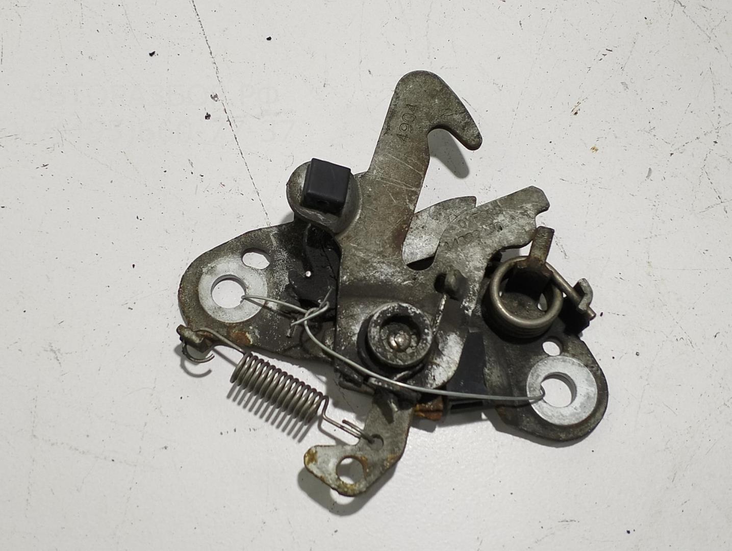 Замок капота