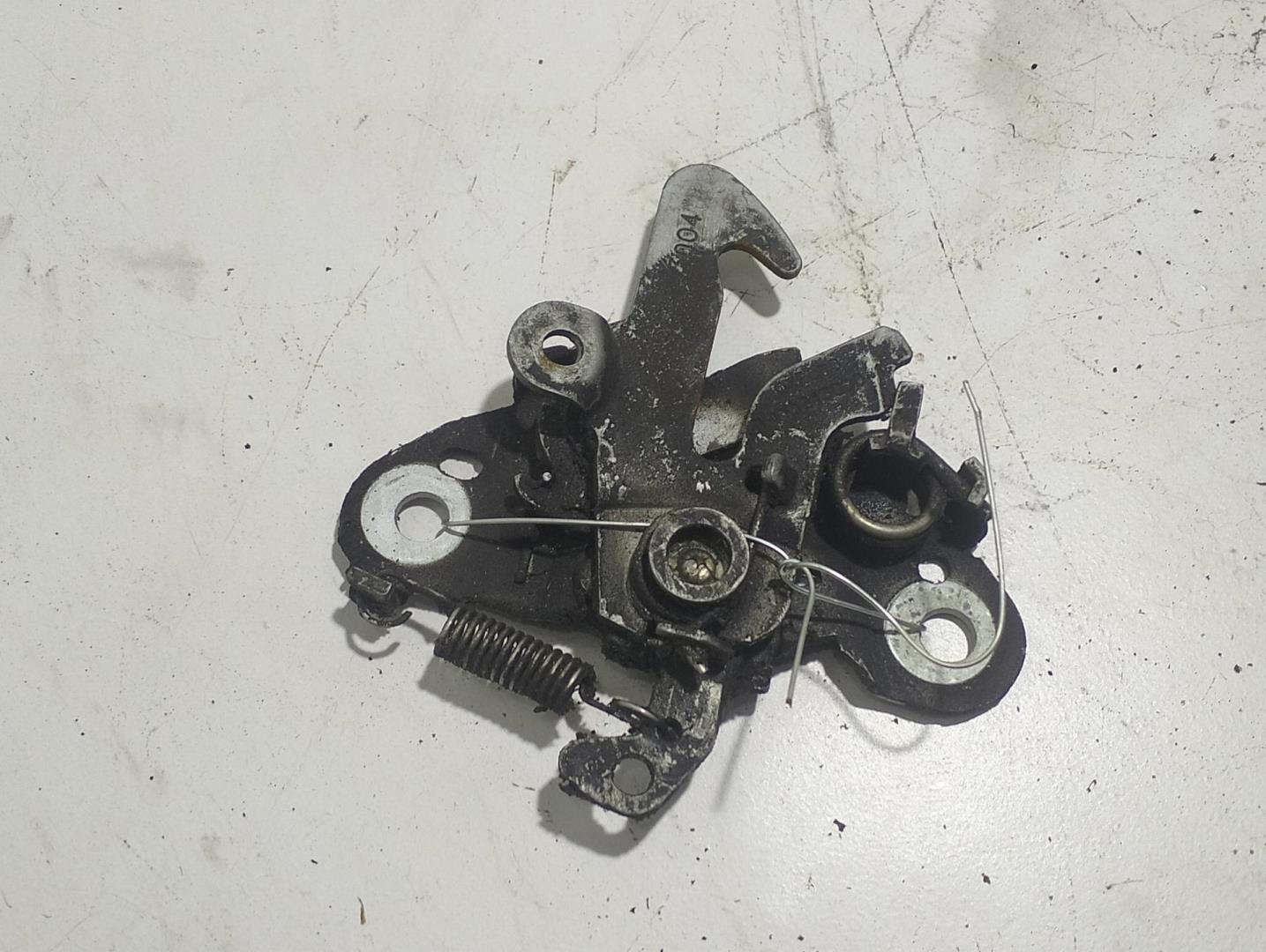 Замок капота