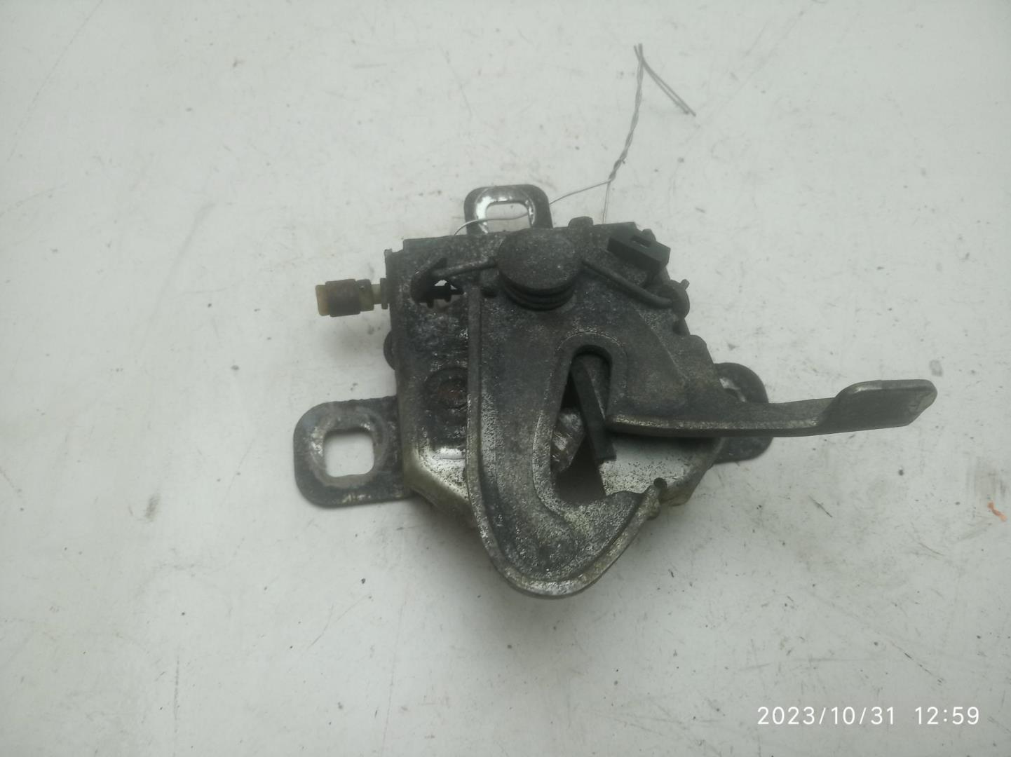 Замок капота