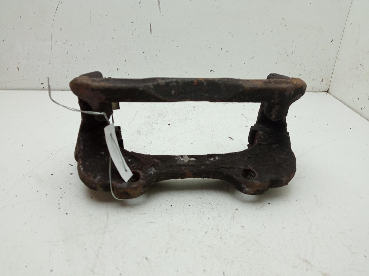 Скоба суппорта переднего