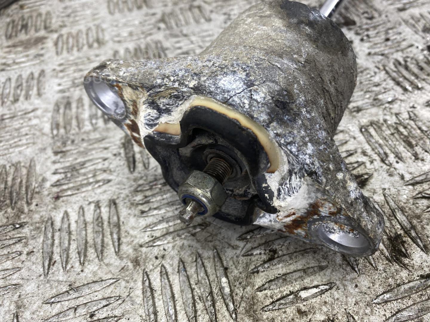 Амортизатор задний правый