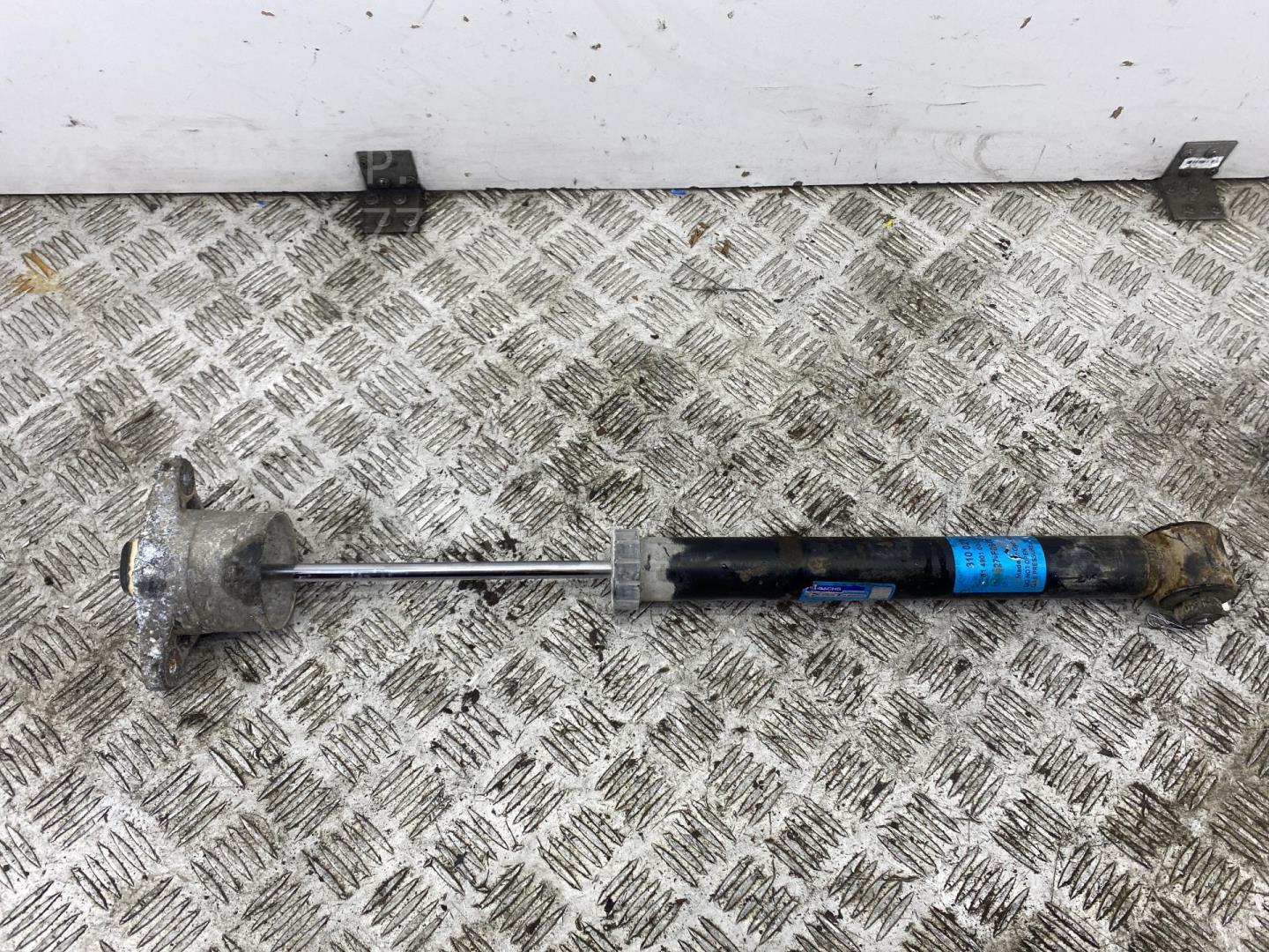 Амортизатор задний правый