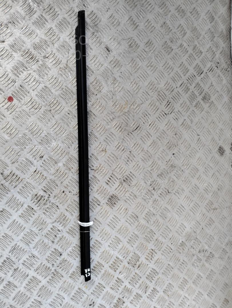 Накладка стекла переднего правого