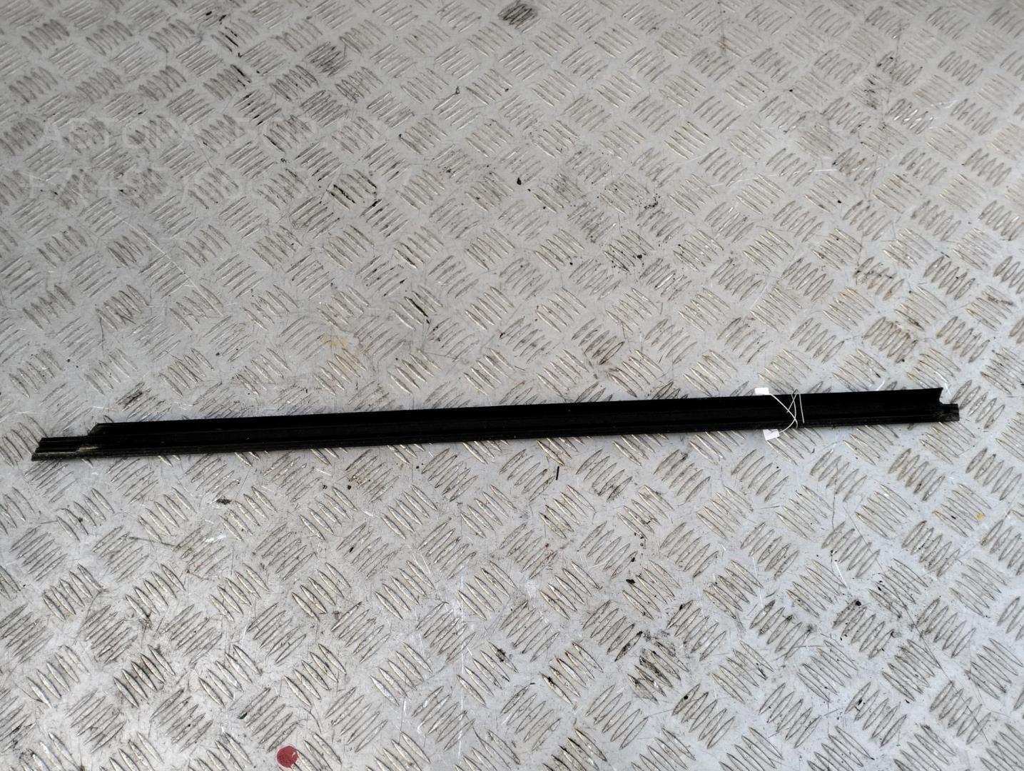 Накладка стекла переднего правого