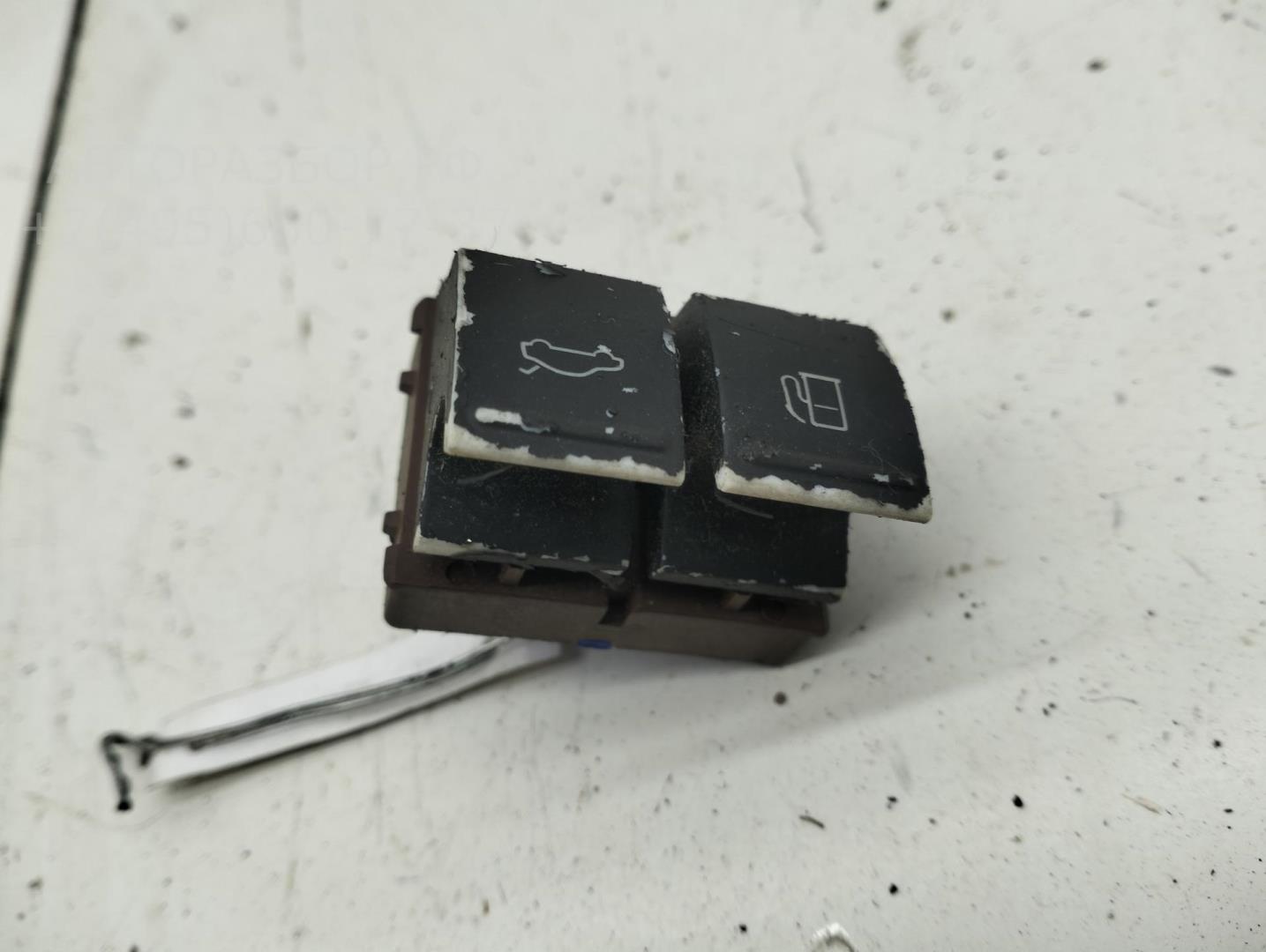 Кнопка открывания багажника