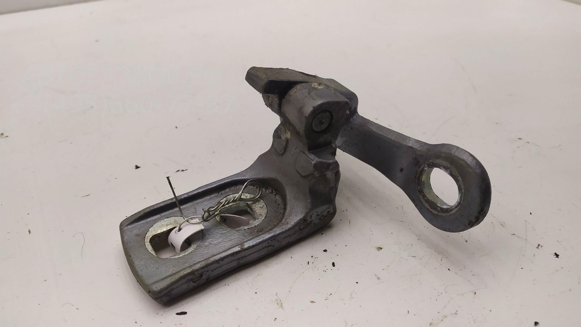 Петля двери