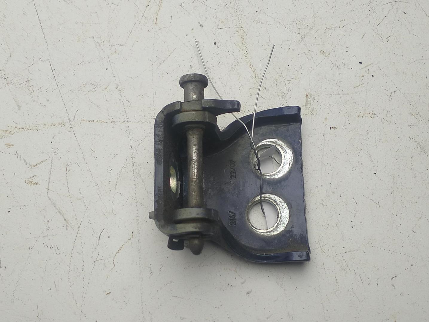 Петля двери