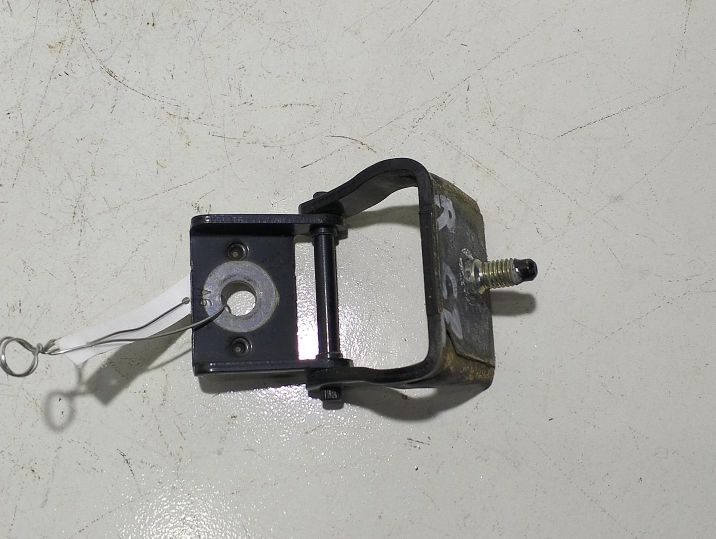 Петля крышки багажника