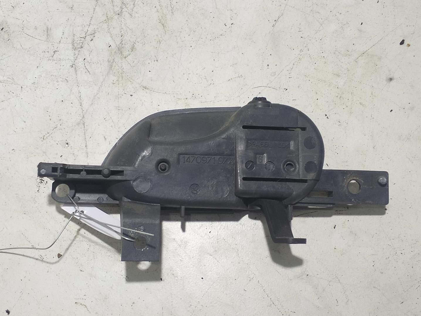 Ручка двери передней внутренняя левая