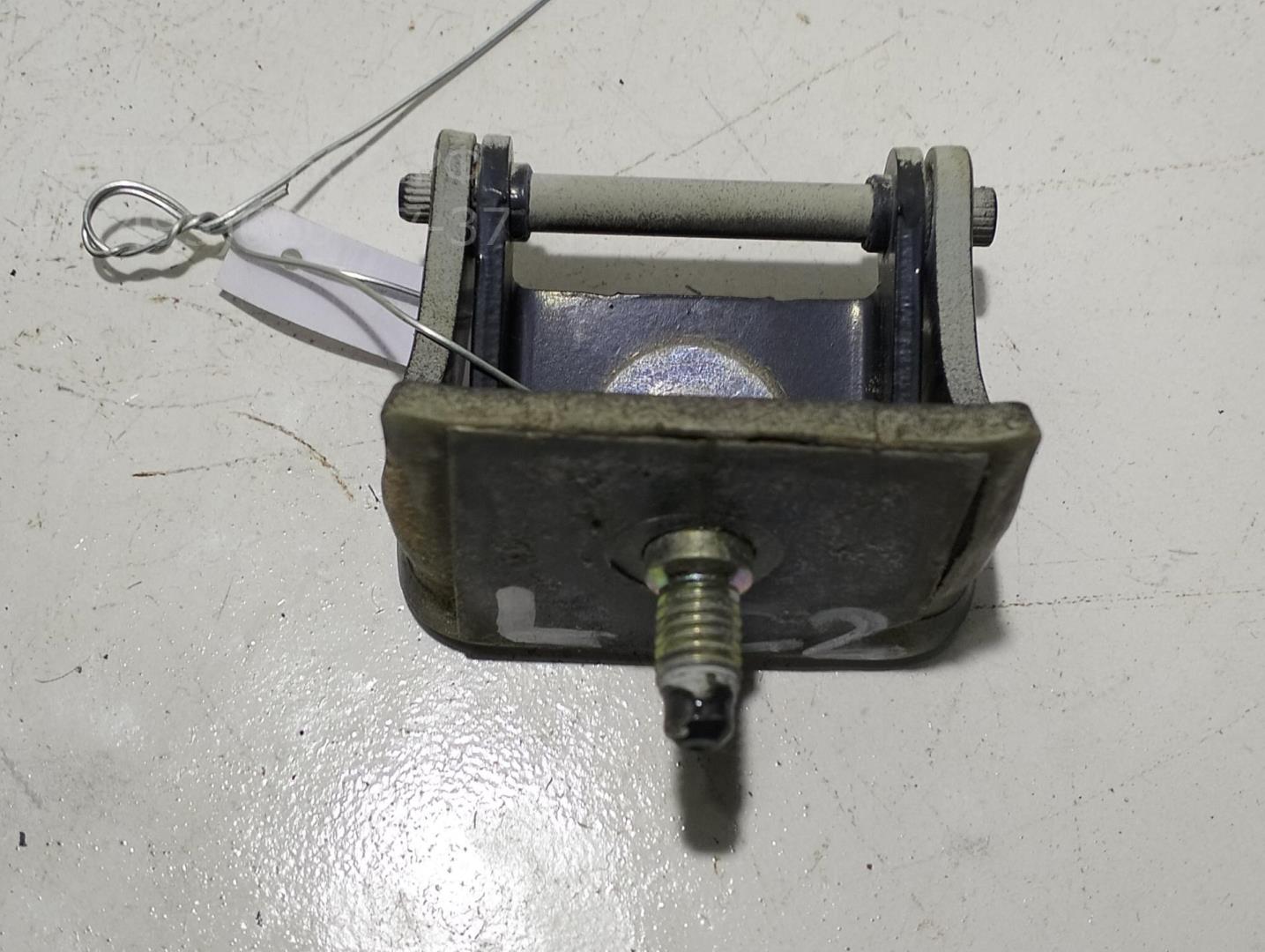 Петля крышки багажника