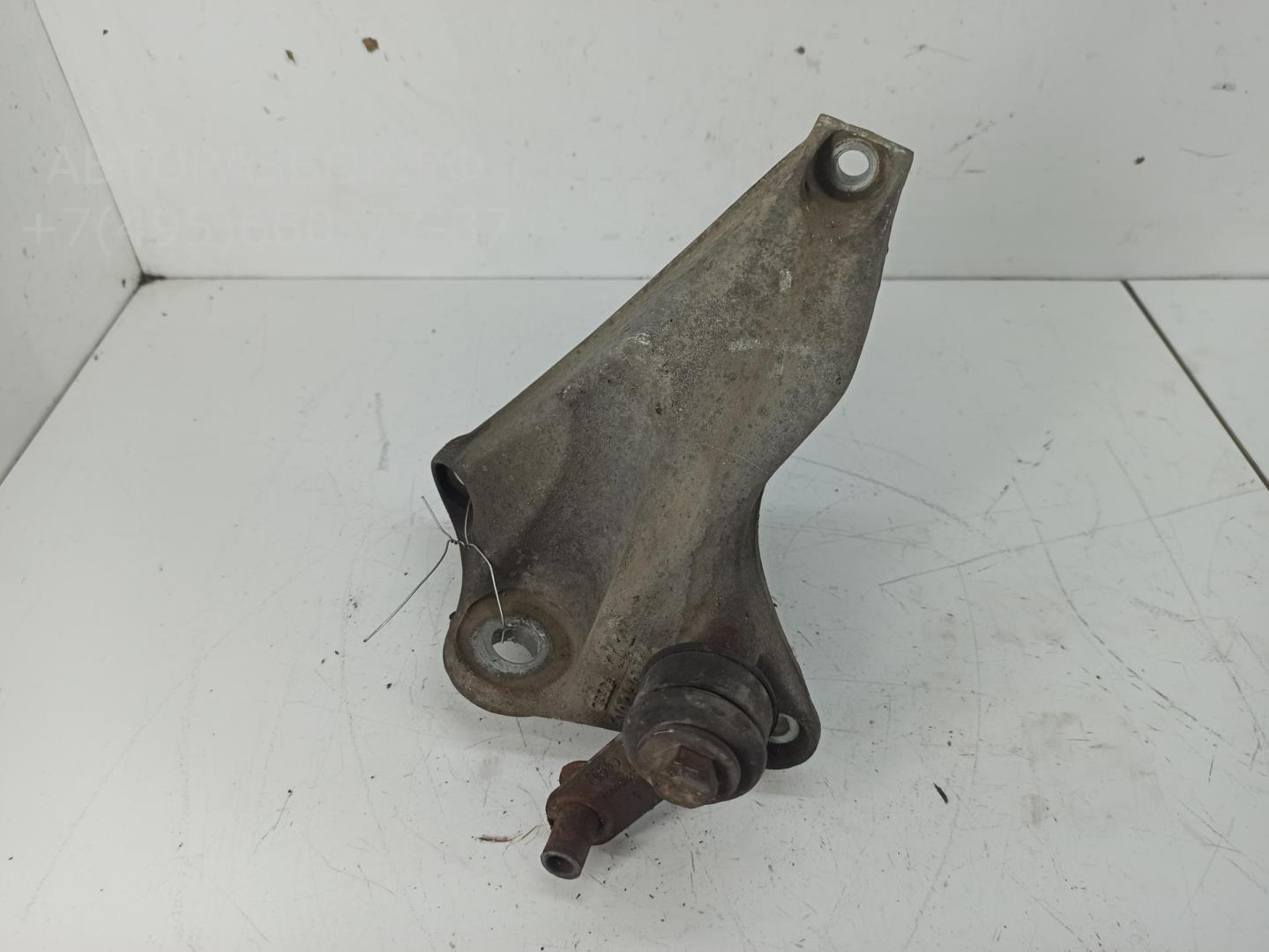 Кронштейн КПП правый