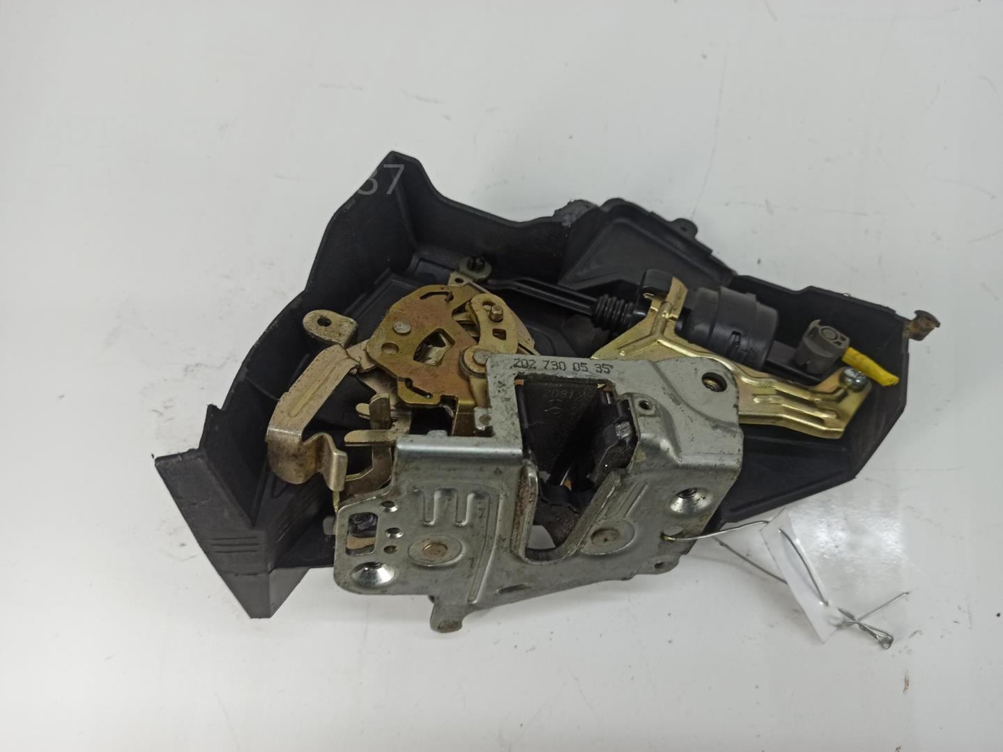 Замок двери задней левой