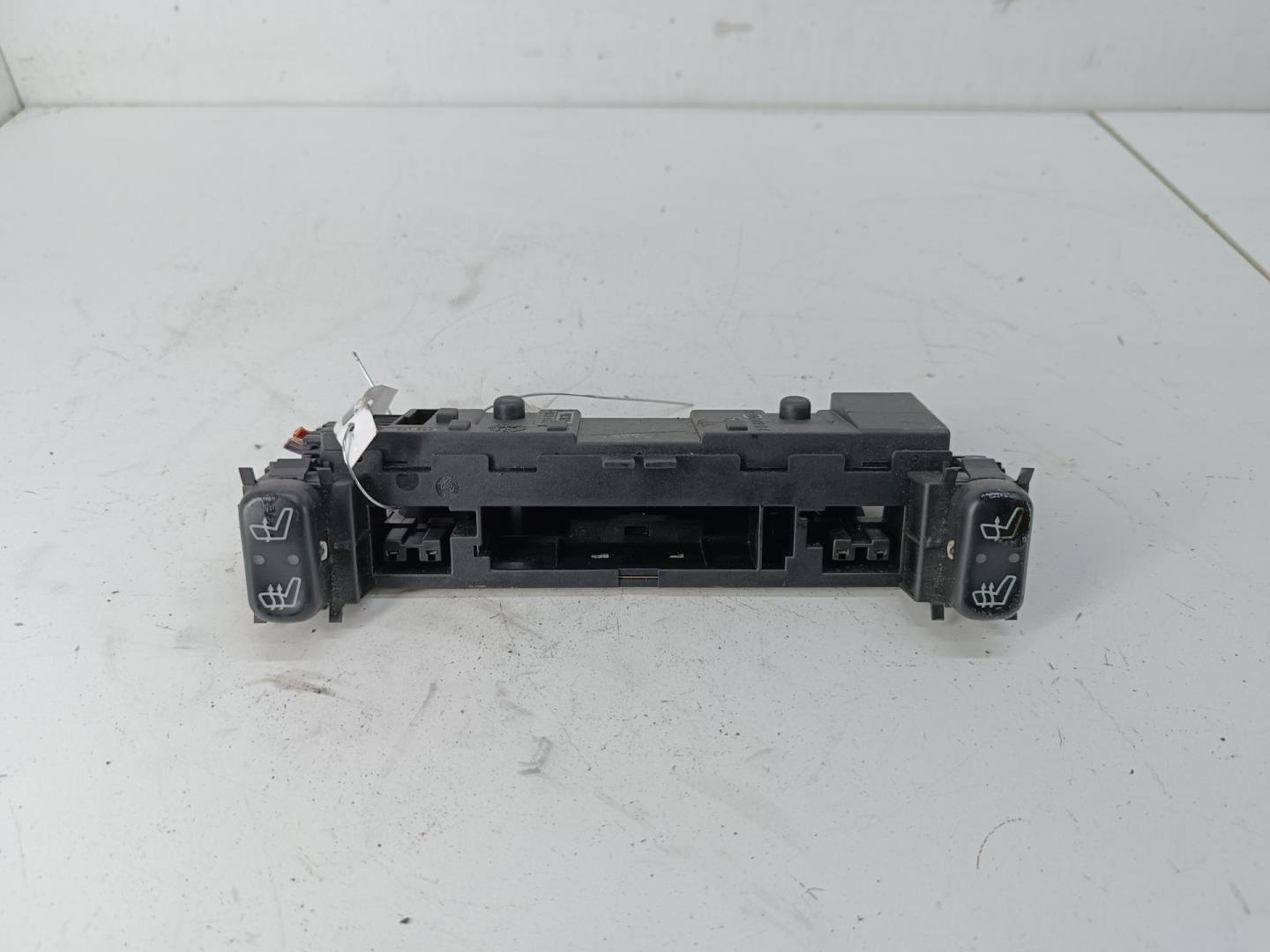 Кнопка обогрева сидений