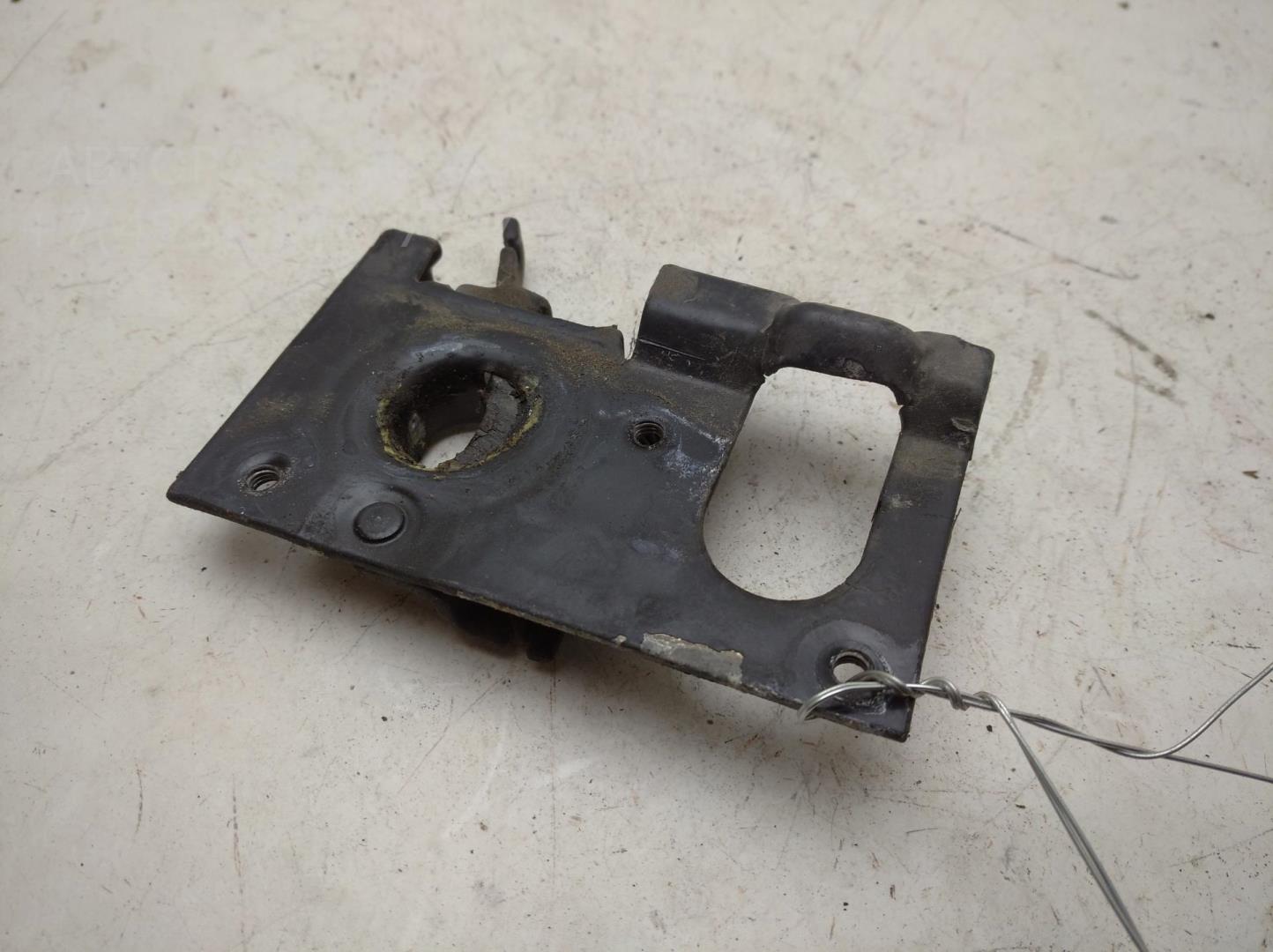 Замок капота